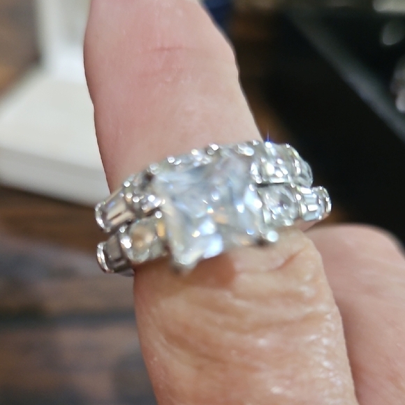 Sophisticated Silver Ring with Sparkling Accent Stones - Picture 6 of 6